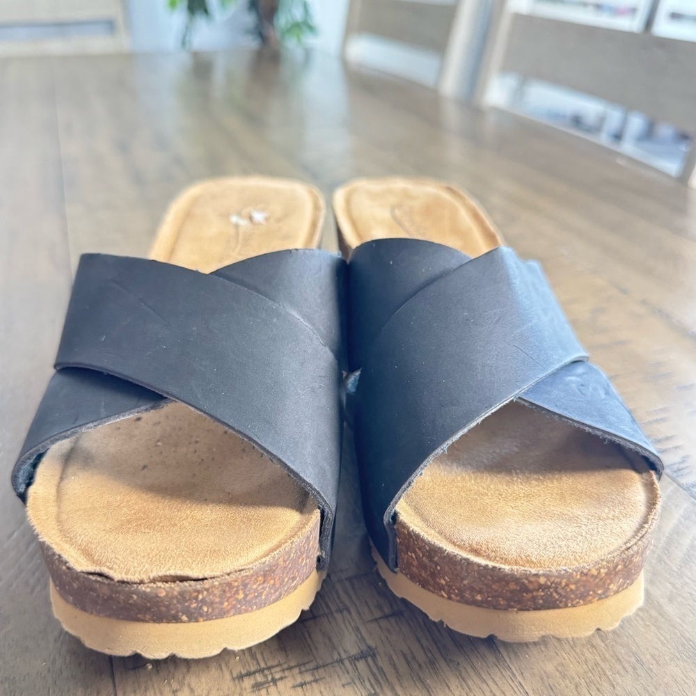 Cityclassified Black and Tan Sandals